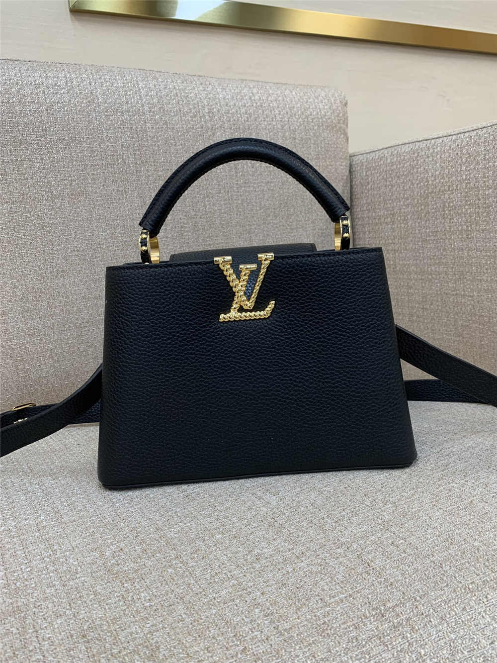 Louis Vuitton M24673 Capucines size:27x 18 x 9cm 2025 new 